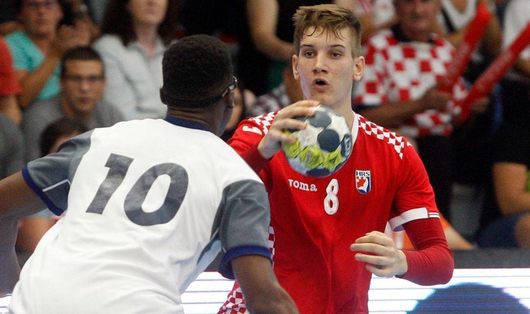 Tin Lucin en un partido de la selección craoata