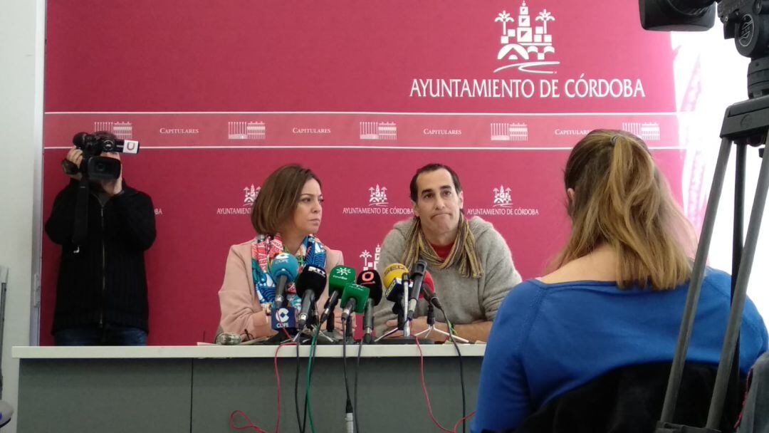 Isabel Ambrosio y Juan Hidalgo durante la rueda de prensa sobre la reducción de listas de espera en los Servicios Sociales Municipales