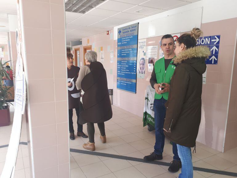 Los voluntarios de la AECC de Aranda trabajan en labor de concienciación en los Centros de Salud de la capital ribereña.