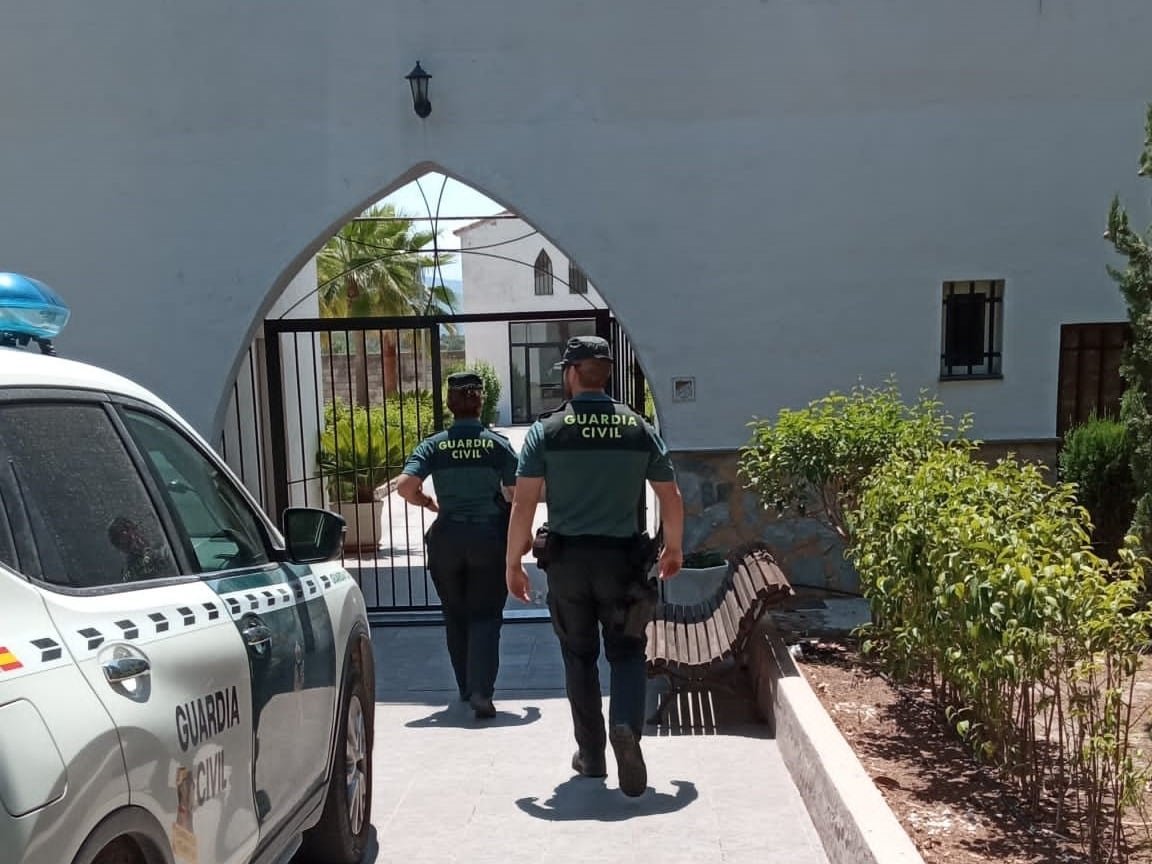 La Guardia Civil detiene a un hombre por profanar cadáveres en el cementerio de Alfarrasí.