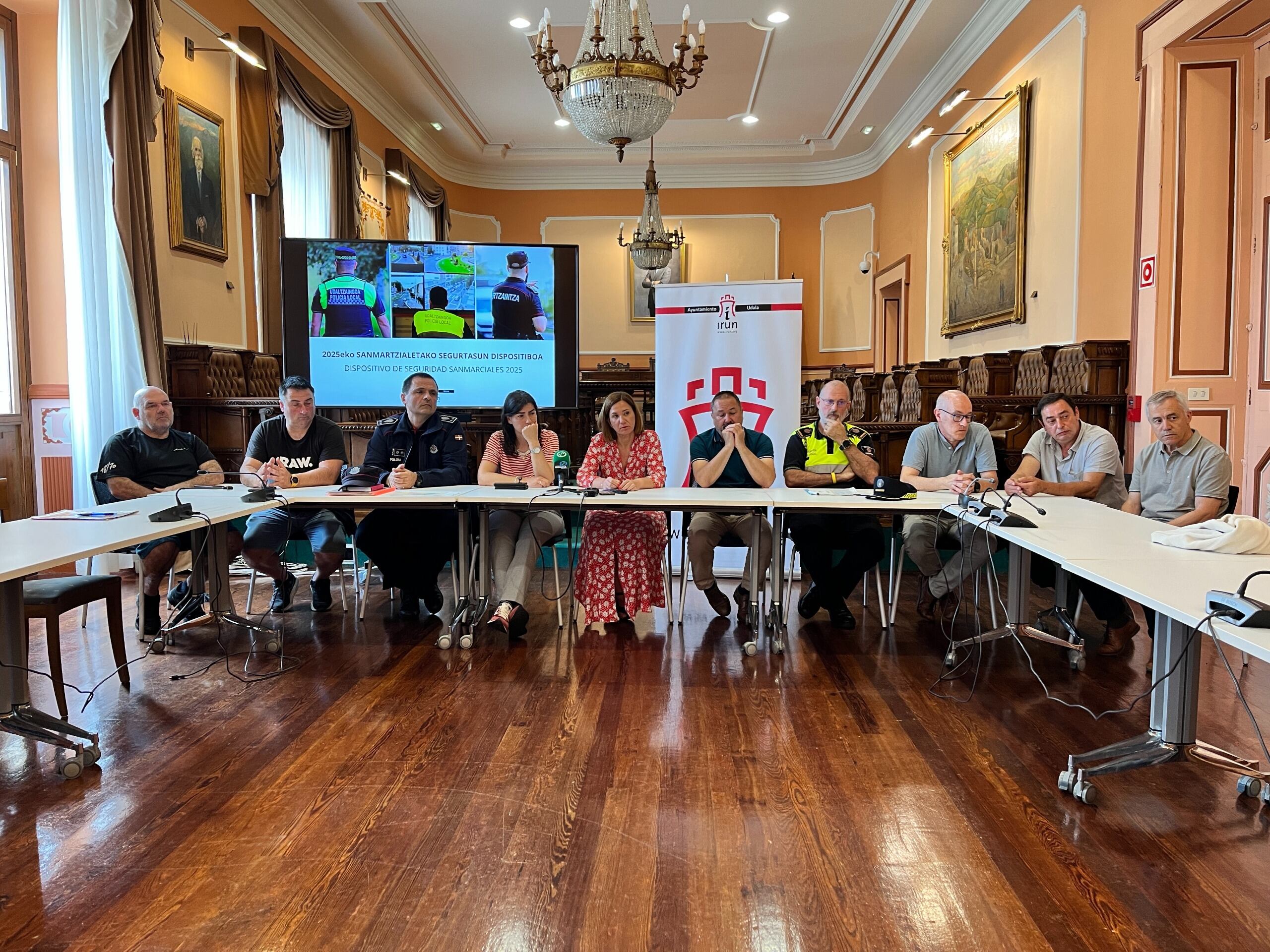 Representantes vecinales y de los sectores de la hostelería y el comercio junto a la delegada de Impulso de Ciudad, Nuria Alzaga, la alcaldesa de Irun Cristina Laborda y el delegado de Seguridad y Convivencia Ciudadana, Iñigo Berges, además de responsables de la Policía Local y Ertzaintza.