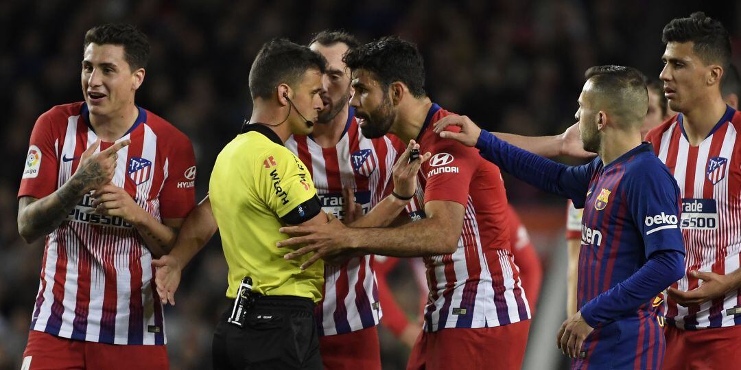 Jesús Gil Manzano, durante el Barcelona - Atlético de Madrid de la pasada temporada en el Camp Nou