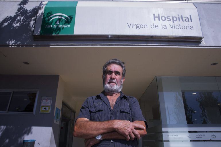 José Subires posa a la entrada del Hospital Clínico de Málaga, en el que recibió hace unos días la llamada de una funeraria en su teléfono móvil mientras estaba en la sala de espera de Urgencias, donde llevaba unas horas ingresada su mujer, por lo que denuncia que puede haber un &quot;topo&quot; que avisa a estas empresas de los enfermos críticos