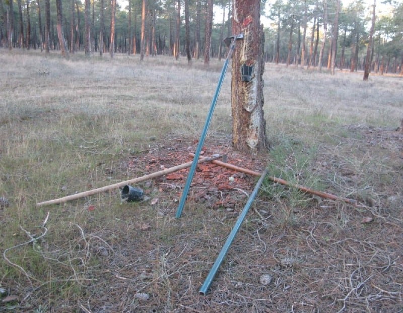 Herramientas empleadas por los trabajadores que se dedican a la preparación del pino para la extracción de la resina