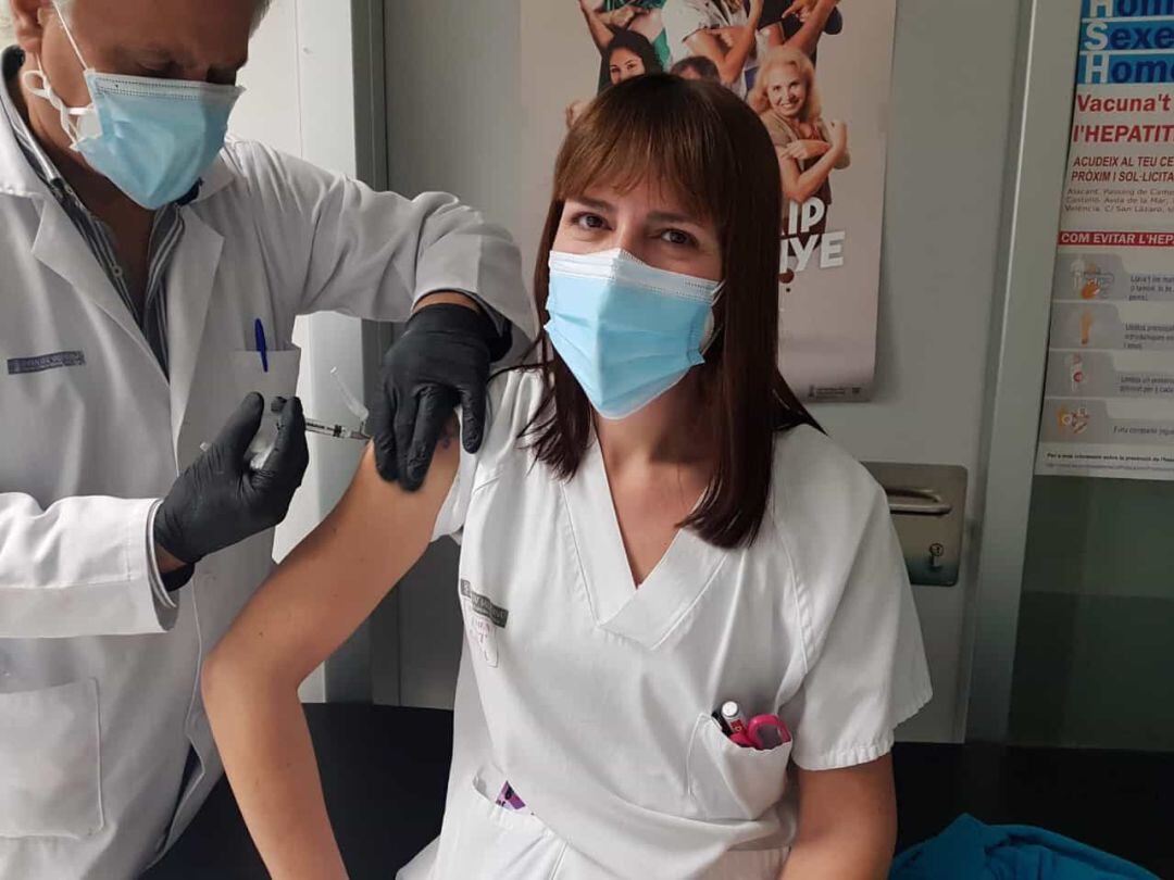 Vacunación de sanitarios en el Hospital de Gandia 