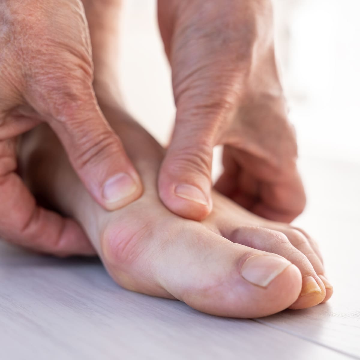 "En casa, siempre descalzo": el hábito que mejora la salud del pie y evita problemas futuros