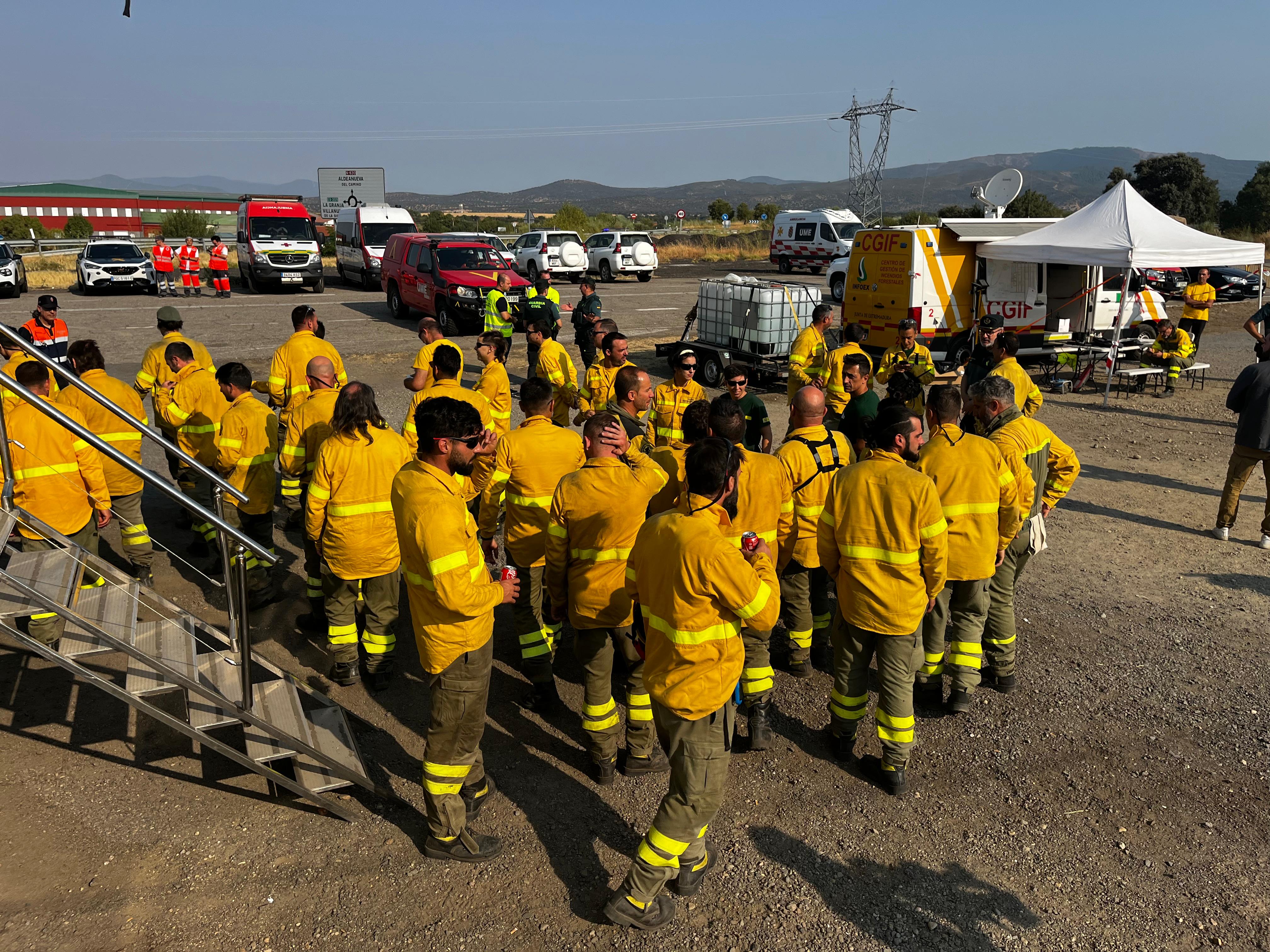 Foto de archivo de los efectivos del INFOEX felicitándose tras la estabilización del incendio en Jarilla en agosto
