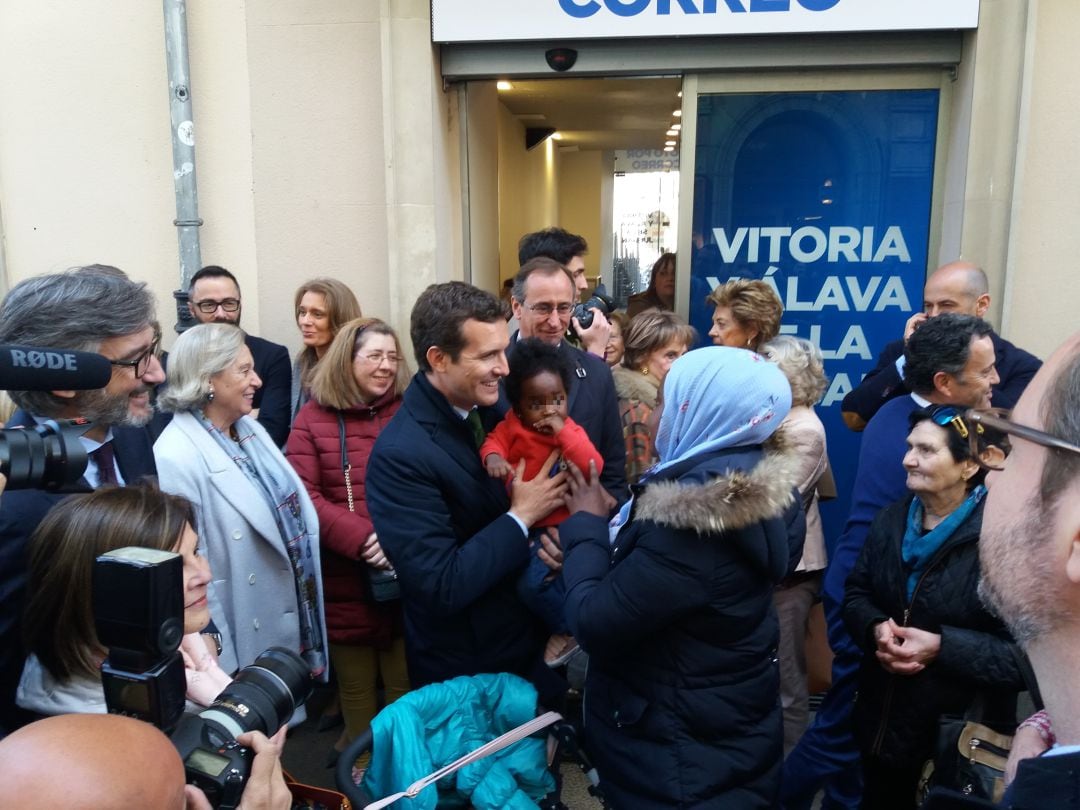 Pablo Casado coge en brazo una bebé en Vitoria