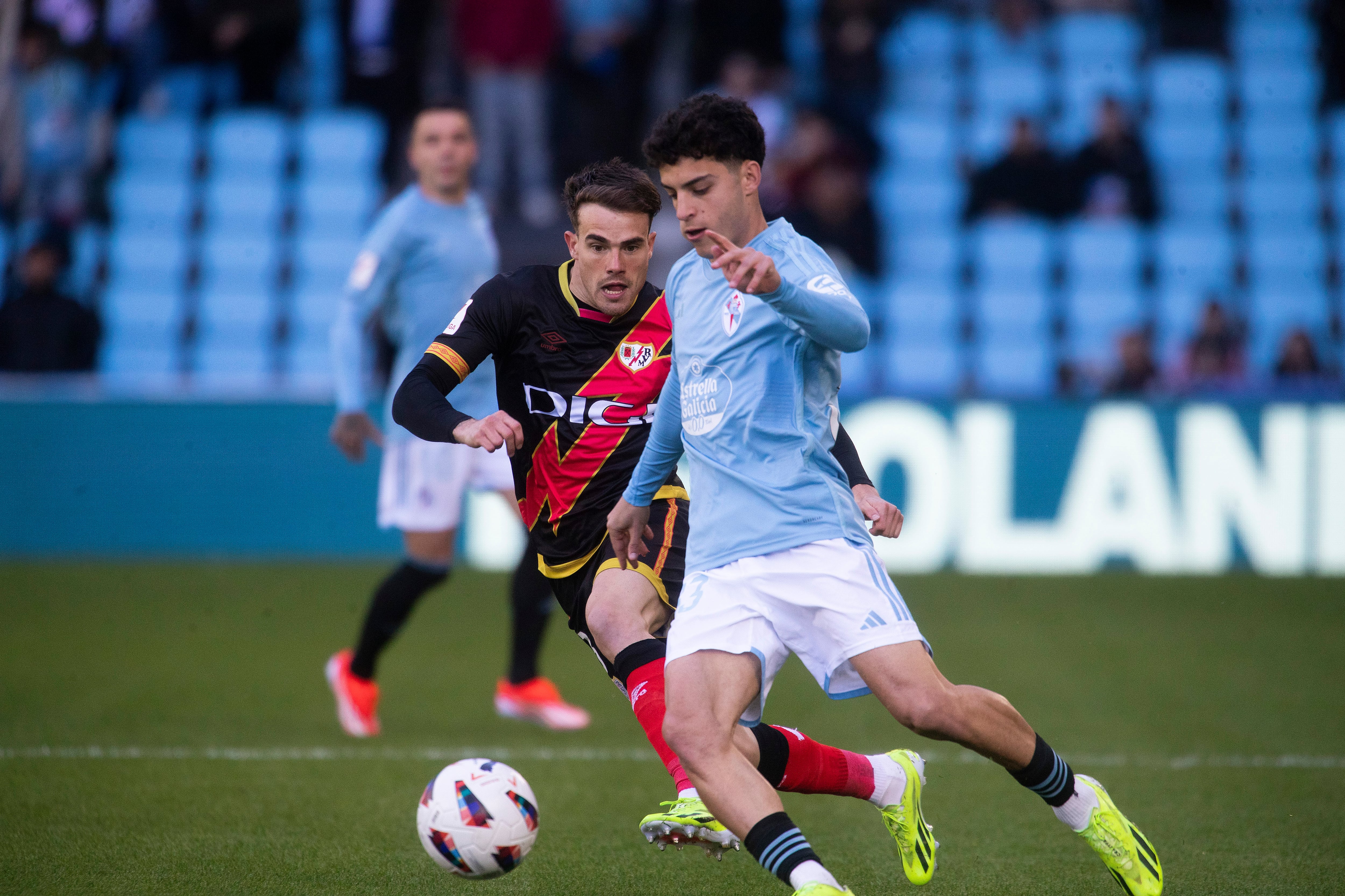 VIGO (PONTEVEDRA, 31/03/2024.-El centrocampista del Celta de Vigo Hugo Álvarez y el delantero del Rayo Vallecano Sergio Camello, durante el partido de la jornada 30 de LaLiga EA Sports celebrado en el estadio BalaÍdos de Vigo.- EFE/ Salvador Sas
