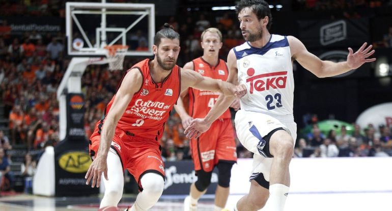 Diot maneja el balón ante Llull