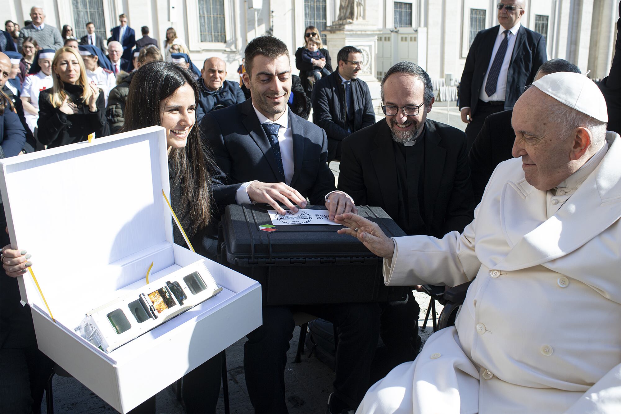 El papa Francisco bendice el satélite lanzado por el Vaticano