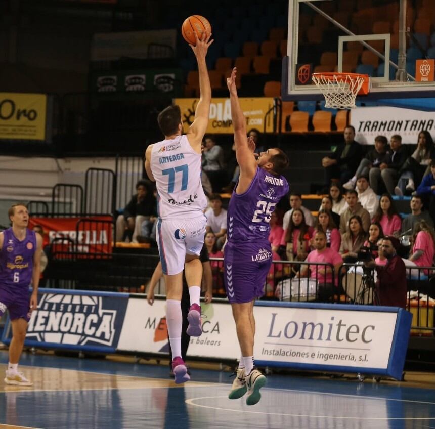 Víctor Arteaga llença a cistella al partit contra el Palència que va guanyar l'equip menorquí.