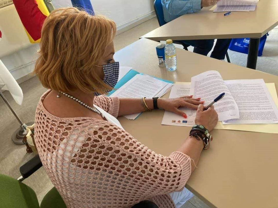 Alcaldesa de San Clemente, Charo Sevillano, firmando las subvenciones de los fondos FEADER