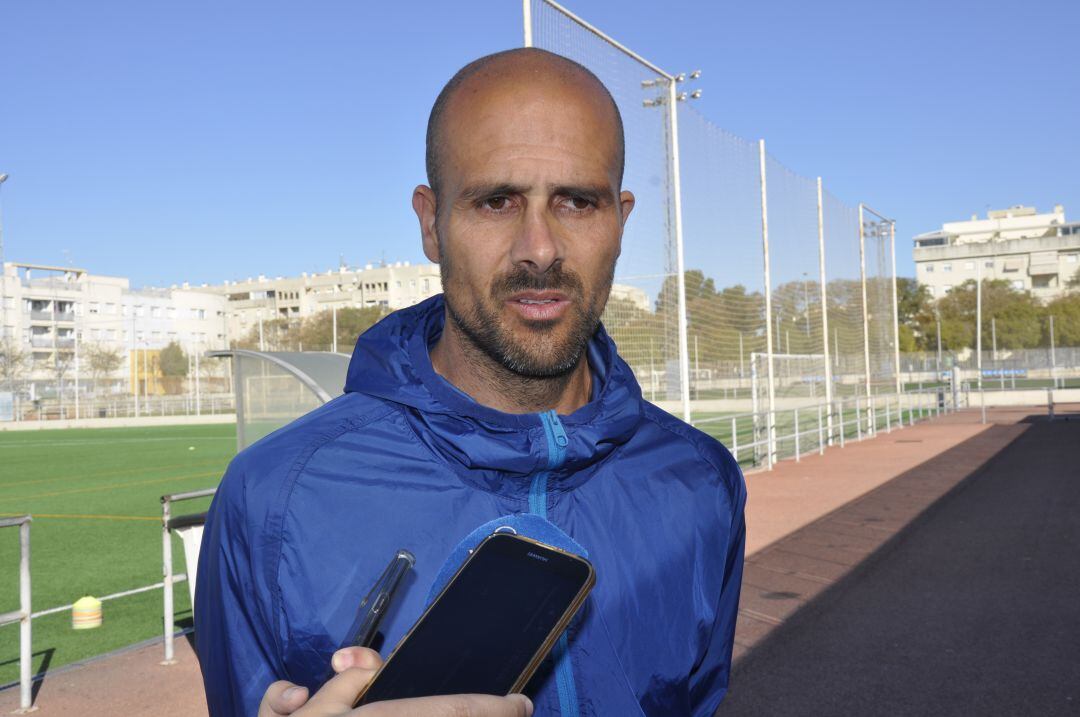 Dani Jurado atendiendo a los periodistas en La Granja