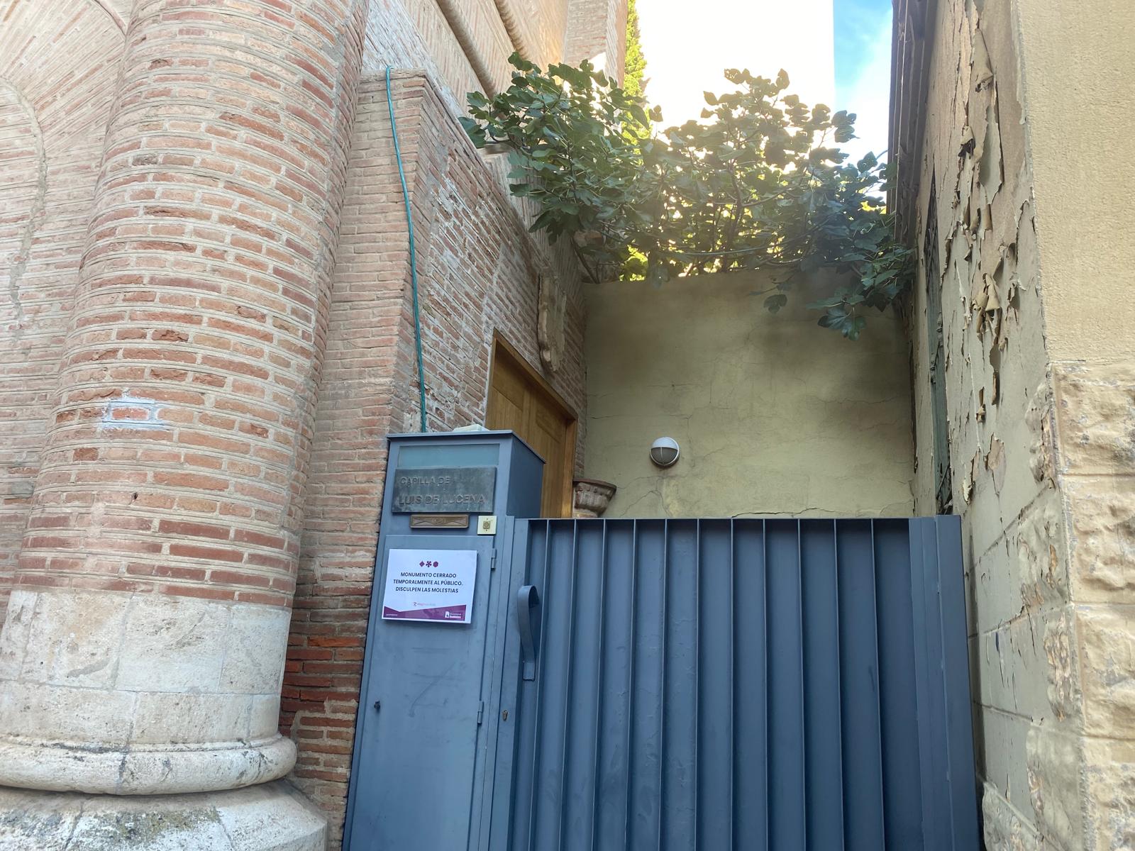 Entrada a la capilla junto al muro afectado de la vivienda de la gasolinera