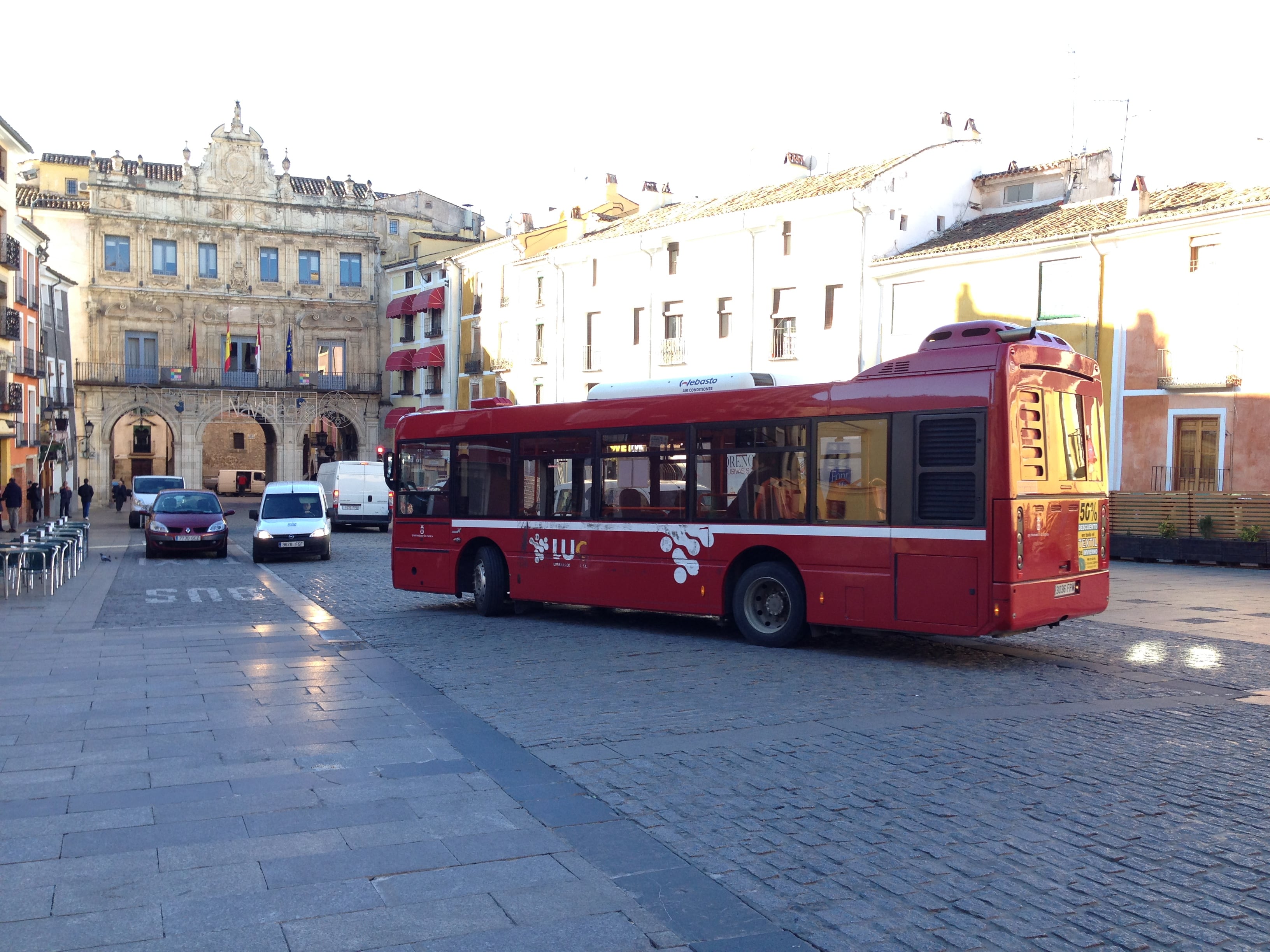 Autobús en la Plaza Mayor de Cuenca