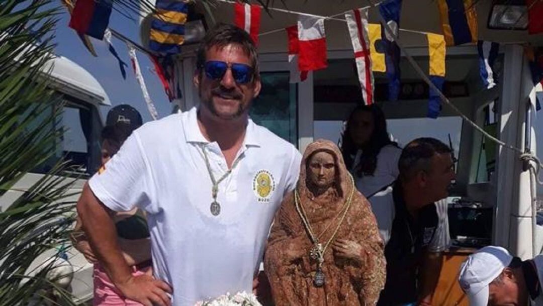 Manuel Sánchez Calero junto a la imagen de La Palma