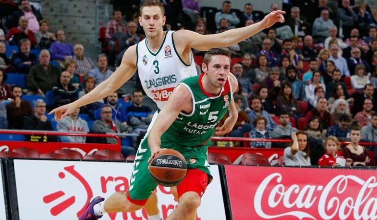 Fabien Causeur trata de superar la defensa de Vene en el partido contra Zalgiris.