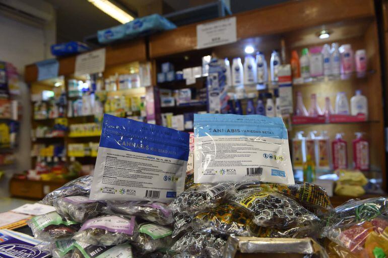 Sobres de marihuana en una farmacia de Montevideo. 