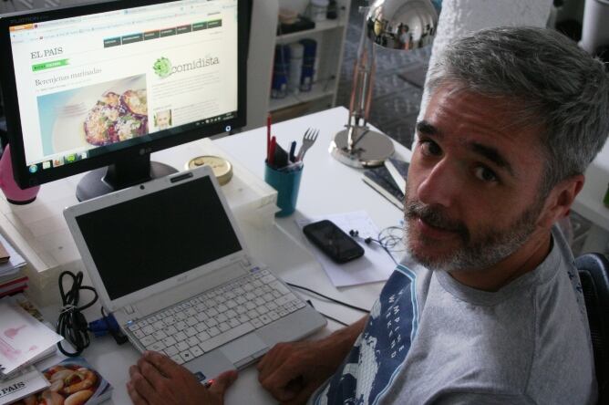 'El comidista' en su oficina, ubicada en el barrio de Gracia de Barcelona.