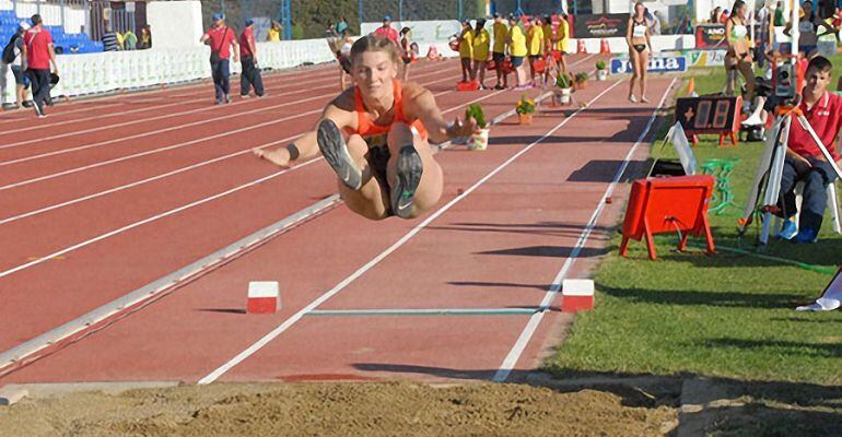 Participante en una de las pruebas del Meeting Internacional de Atletismo &#039;Jaén, paraíso interior&#039; Memorial Francisco Ramón Higueras de Andújar.