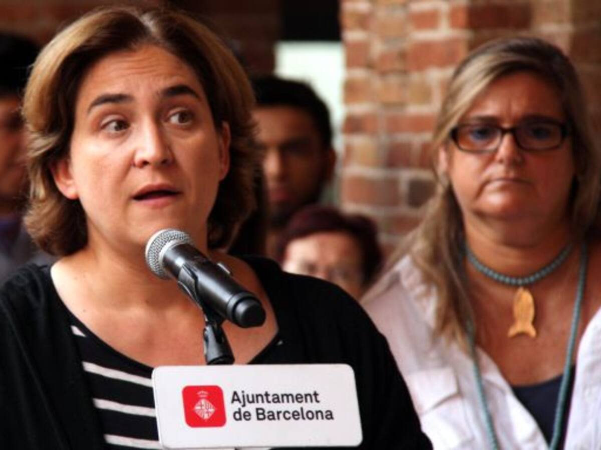 Colau se estrena evitando un desahucio en Nou Barris