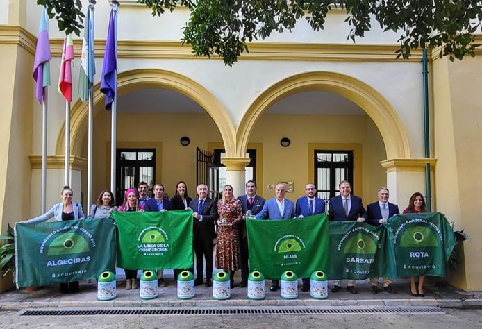 Foto de familia en la sede de la Mancomunidad