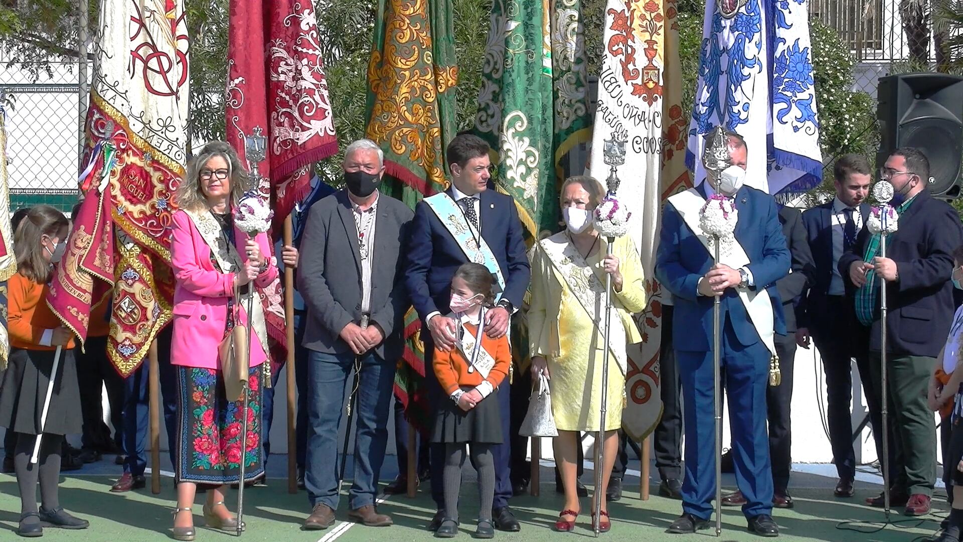 Tradicional convite de banderas anunciando la celebración de la Romería de la Virgen de la Cabeza.