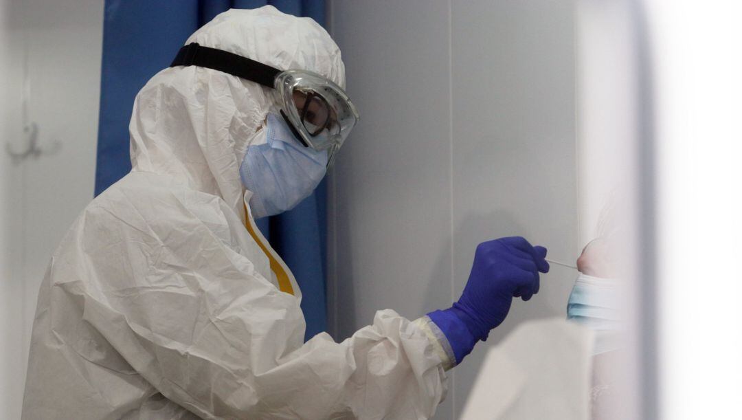 Sanitarios de la Junta de Andalucía haciendo los test rápidos de antígenos PCR, en un cribado masivo.