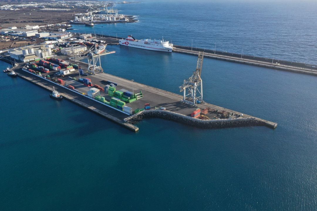 Vista aérea del puerto de Los Mármoles en Arrecife.