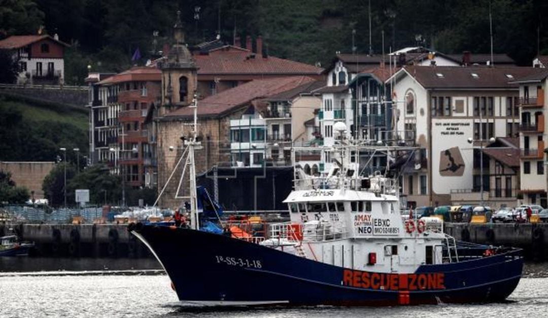 El Aita Mari navegando por el puerto de Pasaia.