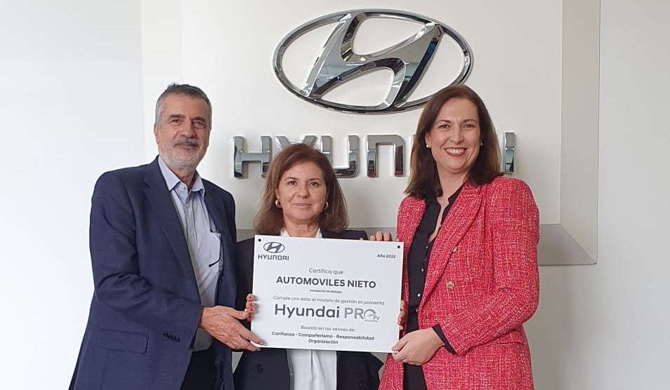 Angelina Almenara, Gerente de Hyundai Automóviles Nieto recoge el premio