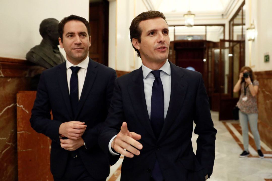 El presidente del PP, Pablo Casado (d), y el secretario general del PP, Teodoro García Egea, en los pasillos del Congreso.