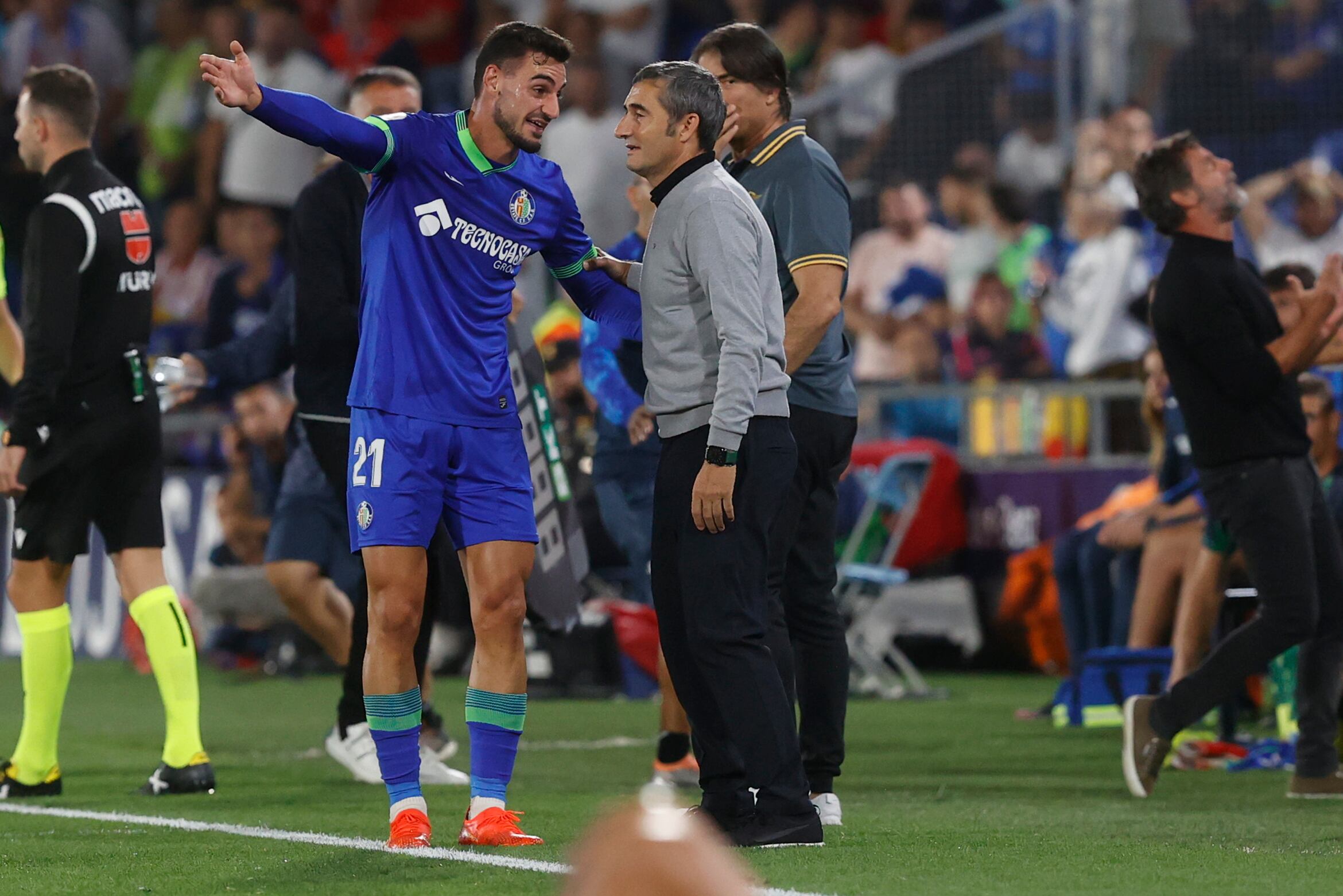 Juan Iglesias conversa con el técnico del Athletic Club, Ernesto Valverde, durante el encuentro disputado en Getafe este martes