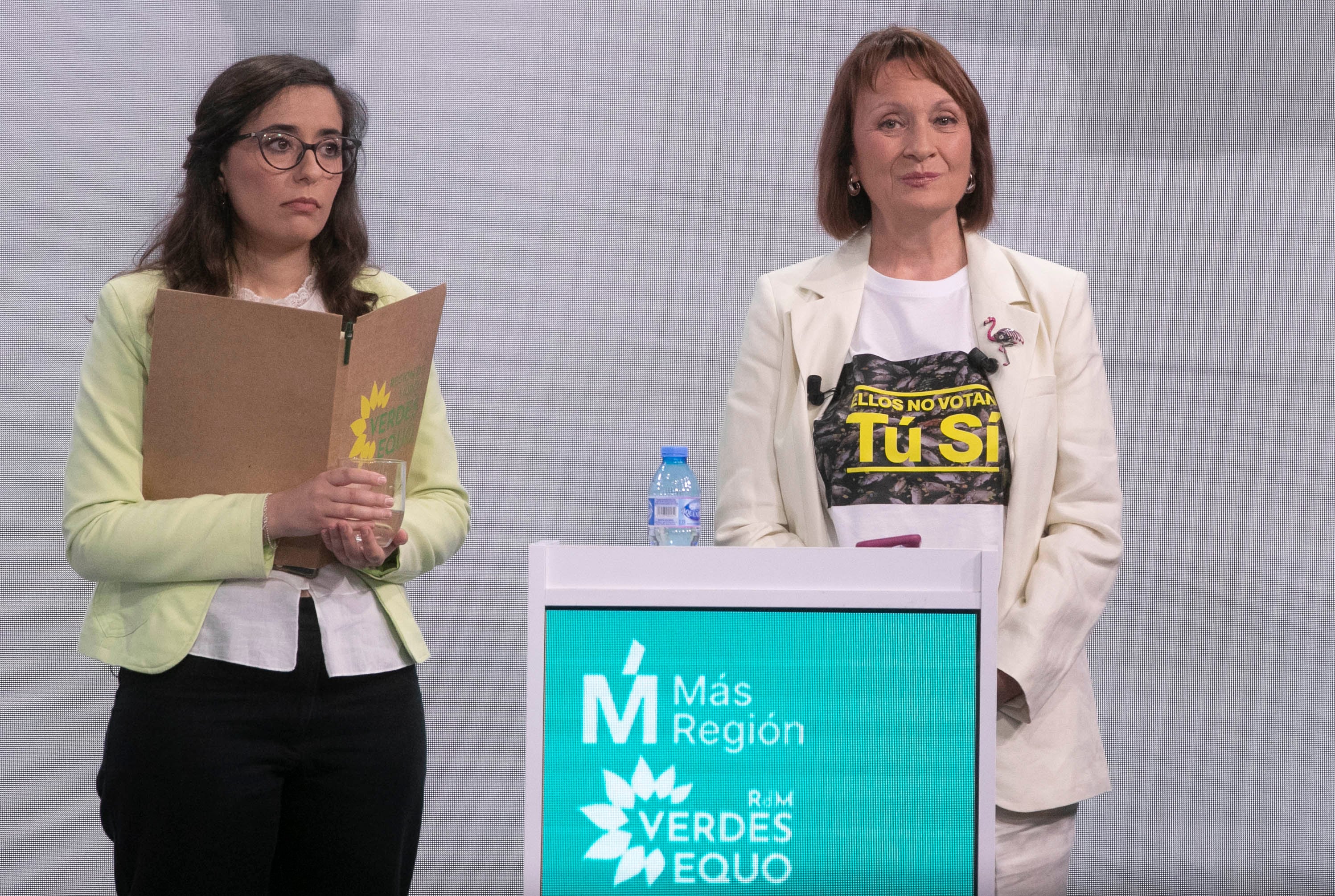 MOLINA DE SEGURA (MURCIA), 19/05/2023.- Cancelan el debate electoral que se estaba emitiendo en directo en la televisión autonómica La 7 Región de Murcia por la negativa de la candidata de Podemos-IU María Marín (d) a abandonar su atril. María Marín ha rechazado compartir su tiempo de intervención con Helena Vidal (i), de Más Región-Equo, como había ordenado la Junta Electoral, este viernes en la televisión autonómica La 7 en Molina de Segura. EFE/Marcial Guillén
