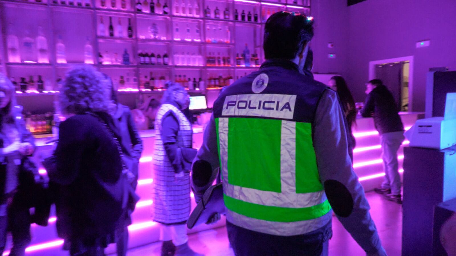 Inspección de la Policía de la Generalitat en un local de ocio nocturno de València en una imagen de archivo.