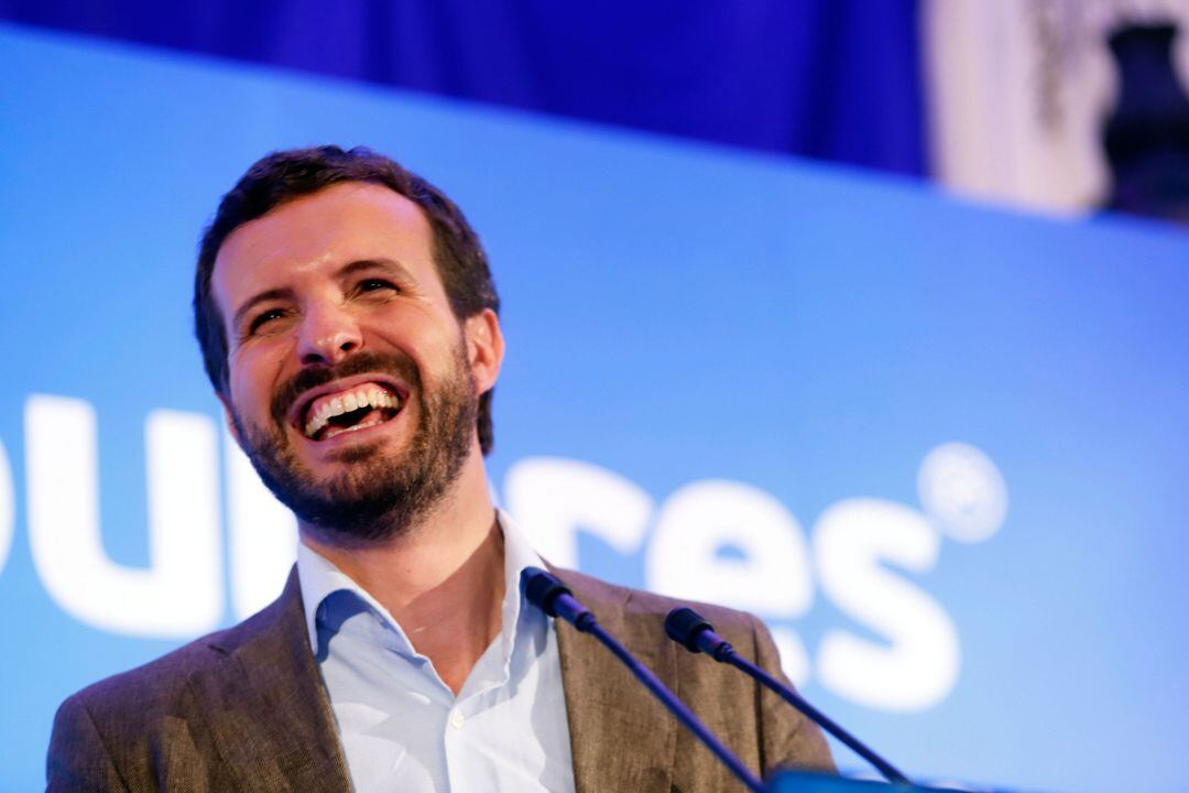 El  presidente nacional del PP, Pablo Casado, y el presidente de la Junta y del PP-A, Juanma Moreno, clausuran un acto del PP, en Alhaurín el Grande (Málaga)