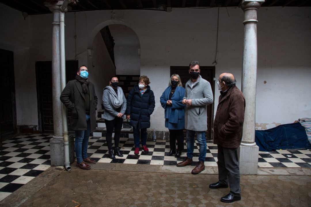 La alcaldesa de Las Gabias, María Merinda Sábada, junto a miembros del equipo de gobierno y antiguos propietarios de la Casa &#039;Los Blascos&#039; 