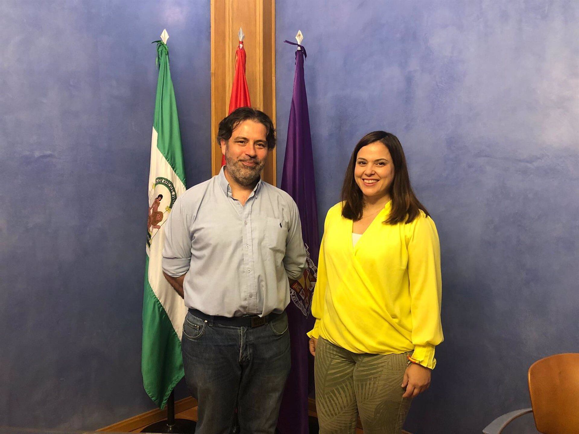 José Ramón Izquierdo y Ángeles Díaz tras la firma del convenio.