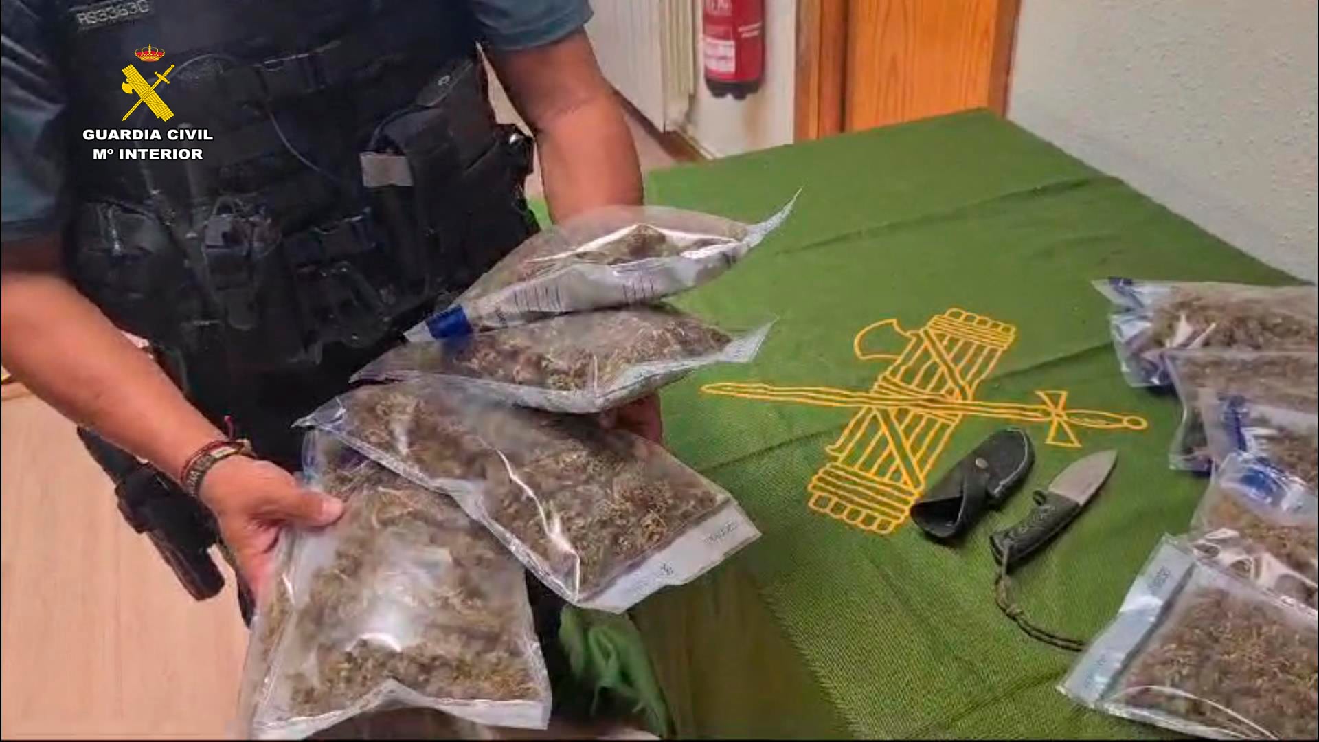 Detenido por transportar en su vehículo más de un kilo de cogollos de marihuana en tarros de cristal