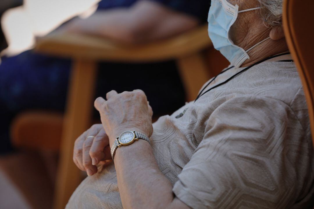 Imagen de una anciana en una residencia, los más vulnearables de la pandemia