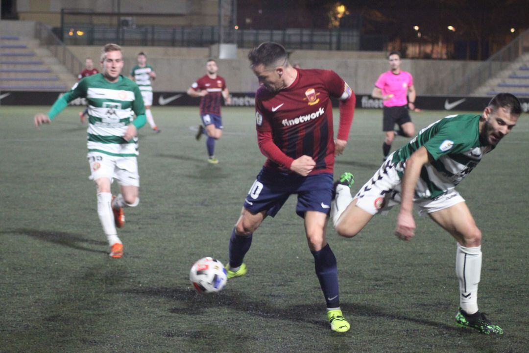 David López controla el balón entre Abraham Gomis y Ferrán García