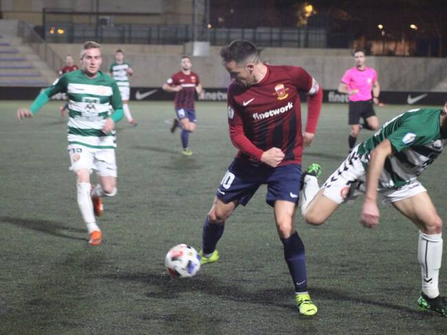 David López controla el balón entre Abraham Gomis y Ferrán García