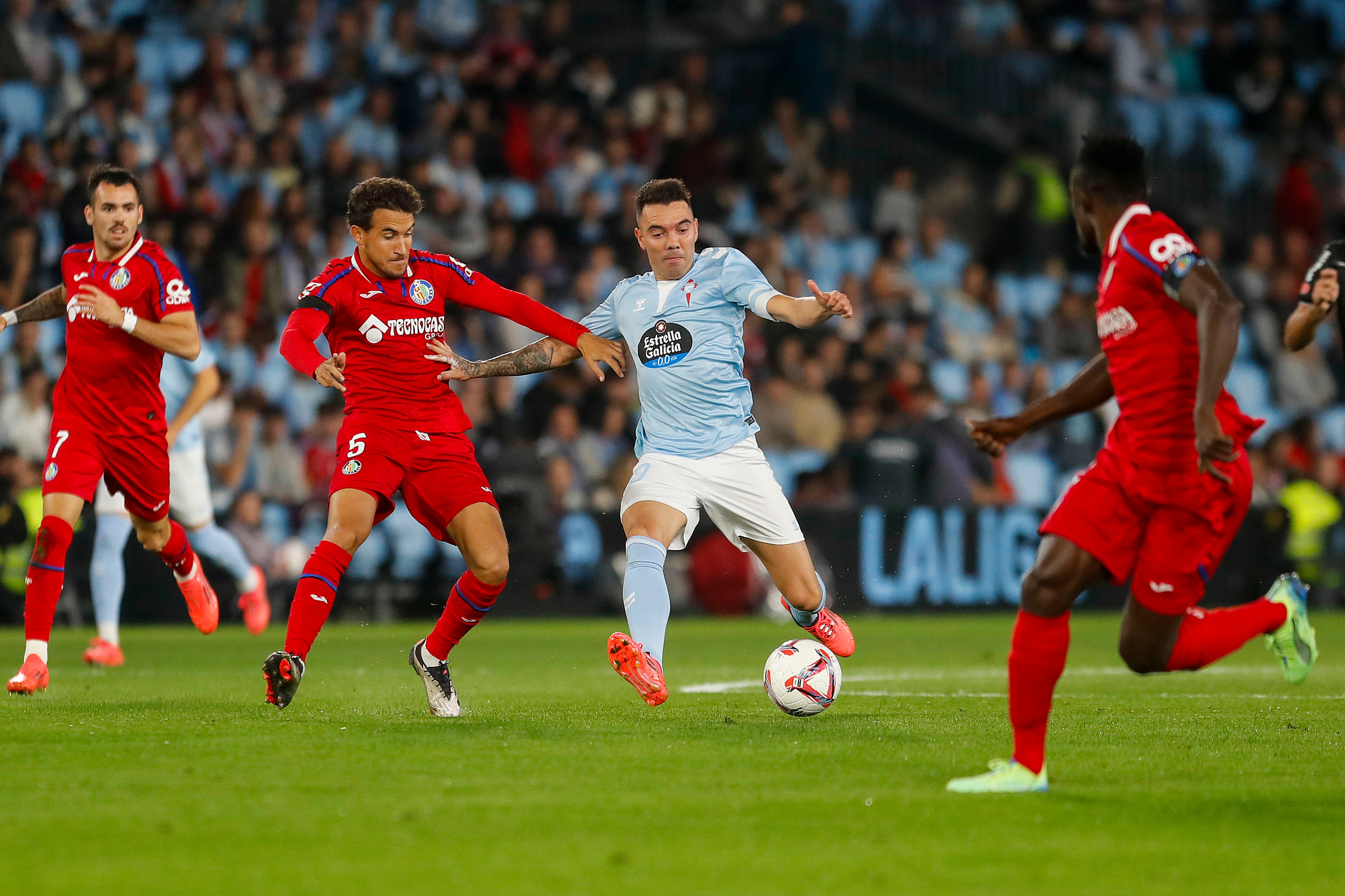 Vigo (Pontevedra) 04/11/2024.- El delantero del Celta, Iago Aspas (d), con el balón ante el centrocampista del Getafe, Luis Milla, durante el encuentro correspondiente a la jornada 12 de Laliga EA Sports que disputan Celta y Getafe hoy lunes en el estadio Balaidos de Vigo. EFE / Salvador Sas.
