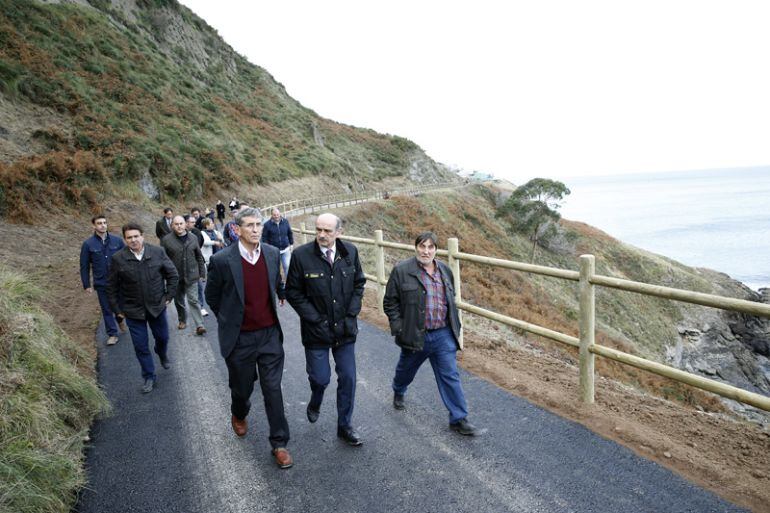 Ángel Díaz Munío y José María Mazón recorren la senda de El Piquillo.