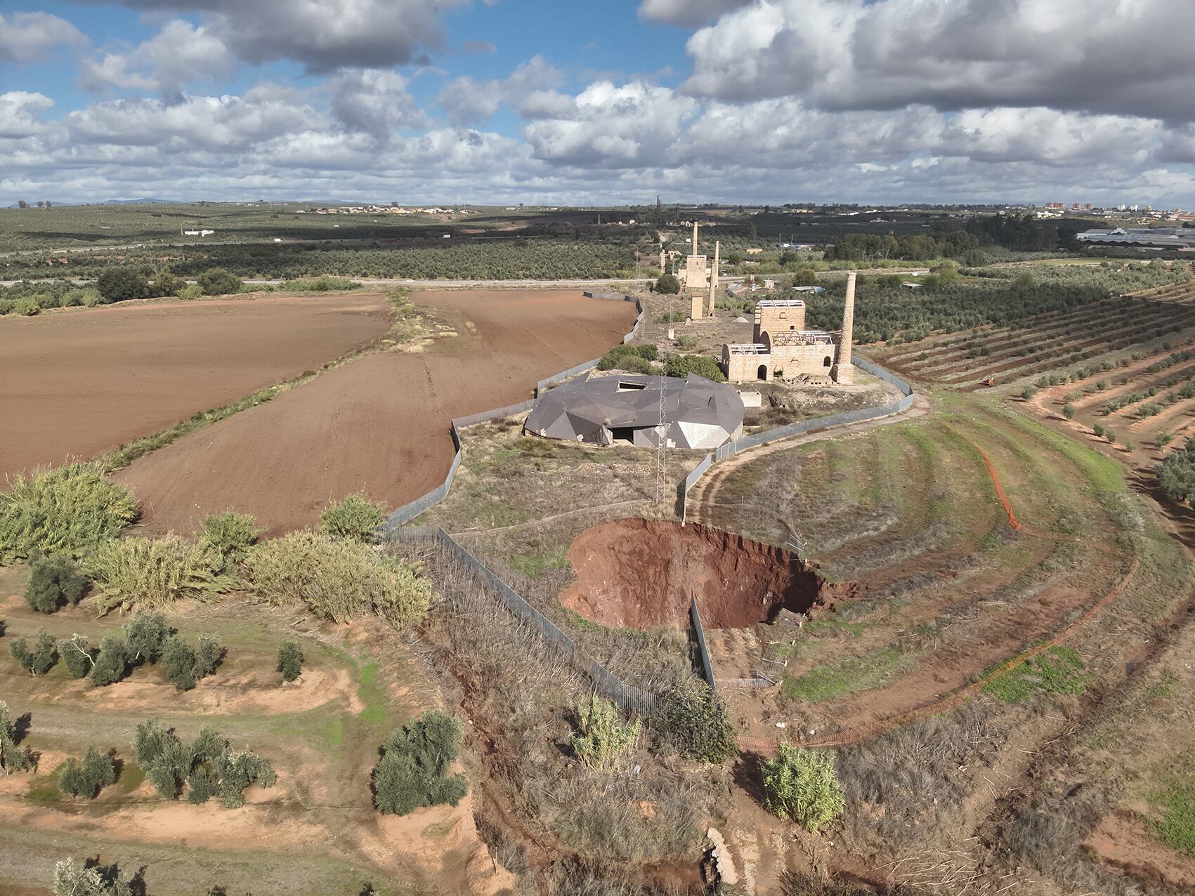 Vista aérea del hundimiento de la mina de Los Lores.