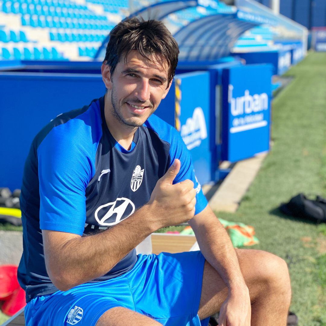 Dejan Lekic posa para los fotógrafos tras el entrenamiento.