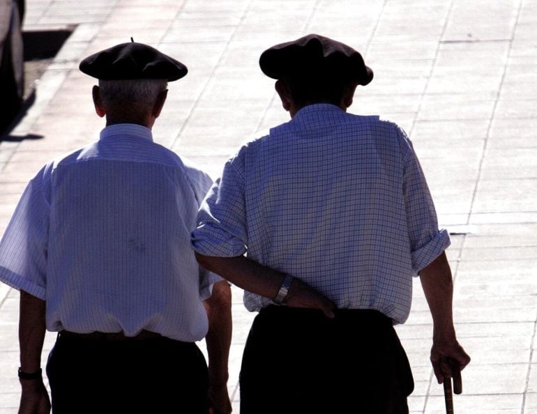 Dos jubilados dan un paseo. EFE/Archivo