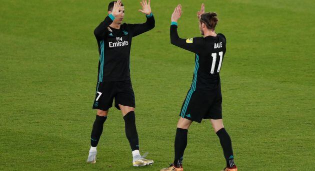 Bale se saluda con Cristiano en el partido ante el Al-Jazira