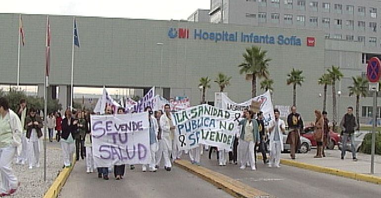 Manifestación de la Marea Blanca en el Hospital Infanta Sofía